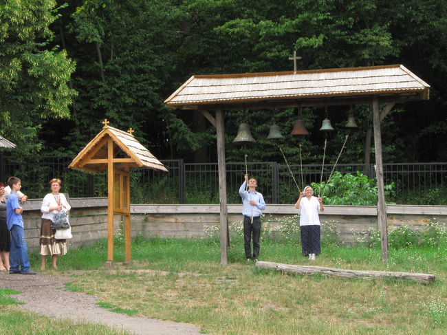 式が終わり、新郎新婦を迎えるために鐘がならされていたところかな<br /><br />教会はとても小さいので、参列者全員は入りきれず、ほとんどの人が外で待っていました。<br />