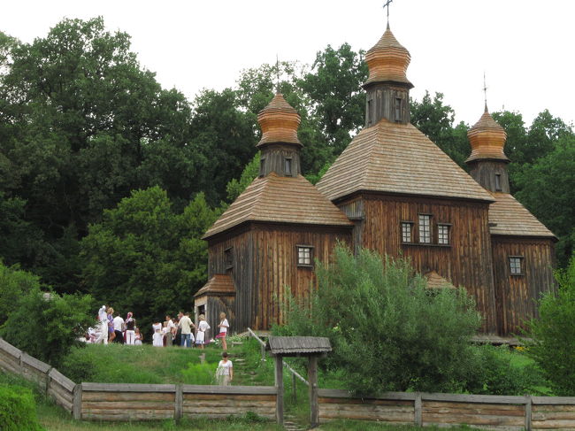 教会の前に集う参列者と