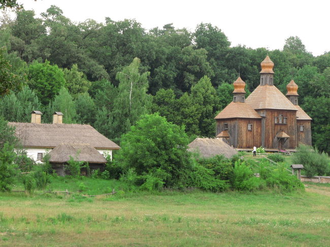 教会とその隣の建物<br /><br />※これまで訪れた東欧の野外民俗博物館の旅行記<br />＜ポーランド＞<br />「2005年夏のプラハ・ポーランド旅行20日間　その16　ルブリン」（後半が野外博物館）<br />http://4travel.jp/traveler/traveler-mami/album/10032646/<br />＜ハンガリー＞<br />「2006年ハンガリーとルーマニア旅行第７日目(6)：センテンドレの野外博物館(1)大平原(Alfold)＋農場」<br />http://4travel.jp/traveler/traveler-mami/album/10110939/<br />「2006年ハンガリーとルーマニア旅行第７日目(7)：センテンドレの野外博物館(2)西部低地＋南・西ドナウ川地域」<br />http://4travel.jp/traveler/traveler-mami/album/10110957/<br />「2006年ハンガリーとルーマニア旅行第７日目(8)：センテンドレの野外博物館(3)バラトン湖高地地方」<br />http://4travel.jp/traveler/traveler-mami/album/10110971/<br />「2006年ハンガリーとルーマニア旅行第18日目(3)：ブランの紅葉と城のふもとの野外博物館」<br />http://4travel.jp/traveler/traveler-mami/album/10135664/<br />＜ルーマニア＞<br />「2007年ルーマニア旅行第２日目(5)ブカレスト：ルーマニアのフォークロアの宝庫・農村博物館・その１」<br />http://4travel.jp/traveler/traveler-mami/album/10172885/<br />「2007年ルーマニア旅行第２日目(6)ブカレスト：後半も魅力たっぷりな農村博物館・その２」<br />http://4travel.jp/traveler/traveler-mami/album/10172910/<br />「2007年ルーマニア旅行第２日目(7)ブカレスト：まだ未整備の（？）もう一つの農村博物館」<br />http://4travel.jp/traveler/traveler-mami/album/10172929/<br />「2007年ルーマニア旅行第８日目(1)バイア・マーレ：花盛りの野外民俗博物館・その１」<br />http://4travel.jp/traveler/traveler-mami/album/10185200/<br />「2007年ルーマニア旅行第８日目(2)バイア・マーレ：マラムレシュ地方の田舎の生活を垣間みて・野外民俗博物館・その２」<br />http://4travel.jp/traveler/traveler-mami/album/10185202/<br />「2007年ルーマニア旅行第12日目(4)シゲット・マルマッツィエイ：やっぱりここでも、野外博物館@」<br />http://4travel.jp/traveler/traveler-mami/album/10201372/<br />＜ブルガリア＞<br />「2008年ブルガリア旅行第８日目(4)：エタル野外民俗博物館・前編」<br />http://4travel.jp/traveler/traveler-mami/album/10297118/<br />「2008年ブルガリア旅行第８日目(5)：エタル野外民俗博物館・後編」<br />http://4travel.jp/traveler/traveler-mami/album/10297119/<br /><br />