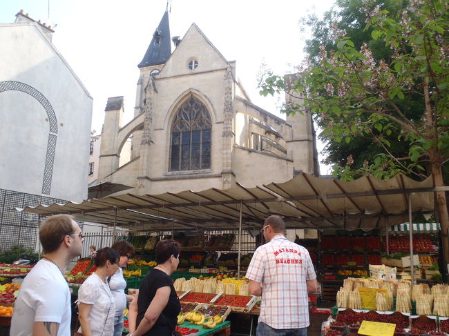 　また教会のもとに戻ってきたが、ここがあのムフタール市場だったようだ。（−−；）<br />