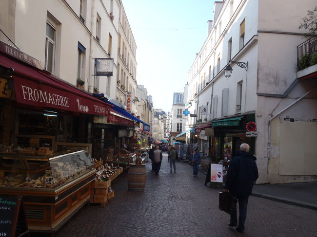 　だって、規模が小さかったんで、ここだと思わなかったんですよ！<br /><br />　ここは、商店と露天の混在型のマルシェなのだ。