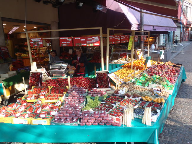 　教会の辺りには、露天または露天併設の店舗がありましたが、この先は常設、つまり普通の店舗タイプの店が軒を連ねます。