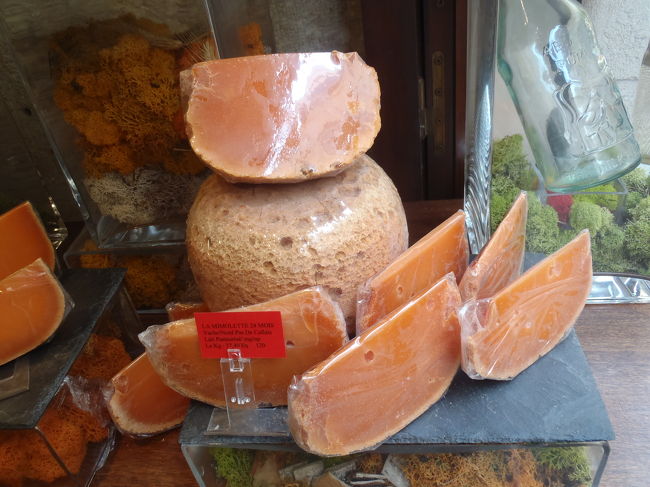 　LA MINOLETTE 24MOISと言うチーズらしいが、表面のブツブツは「ダニ」の食べた跡らしい。<br />　ダニなどの生物により熟成を促されるチーズは実は数多いのだ。<br />　また、赤肉メロンのい様な見た目で、皮が固いのが更にメロンっぽさをかもしだしている。<br /><br />　気にいって、一切れながら買ってきた。<br />37.40ユーロ/kg、5.31ユーロ程だった。<br /><br />　さて、次のマルシェを目指すか。<br />http://4travel.jp/traveler/ryusie/album/10472590/<br />　