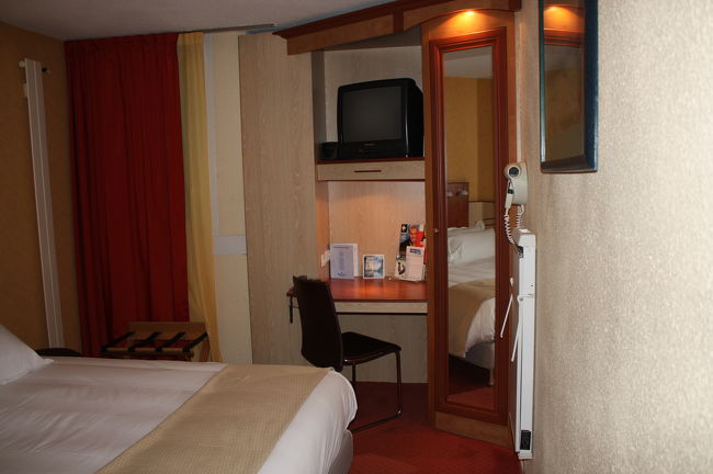 部屋は狭いのですが・・・・パリのホテルは一流以外はこんなもの<br /><br />コンパクトにまとめてあり湯沸かしもありました<br />アイスは１階にマシーンがありました