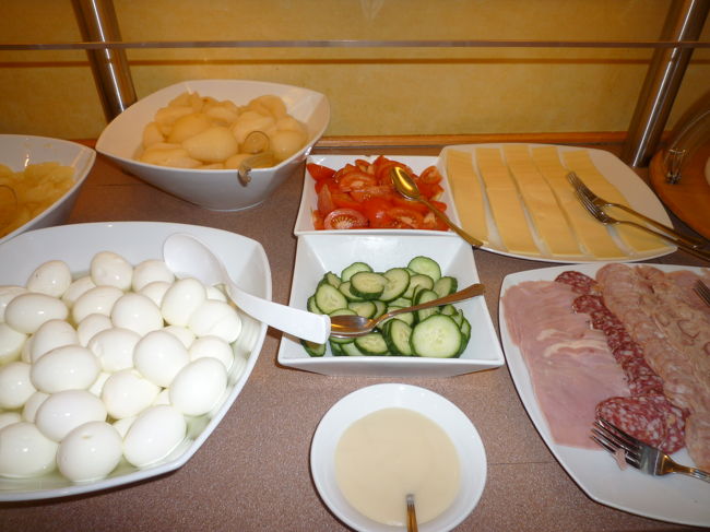 ハムにチーズやトマト＆胡瓜<br />ゆで卵やスクランブルエッグ<br />ソーセージもありました