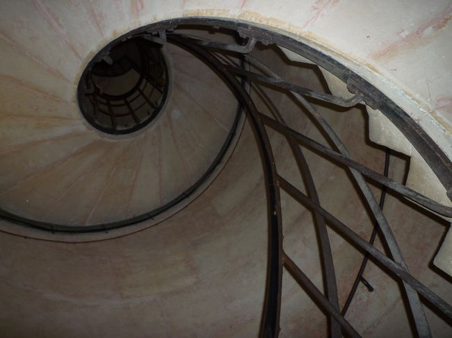 入り口で手荷物検査を受け螺旋階段を上ります