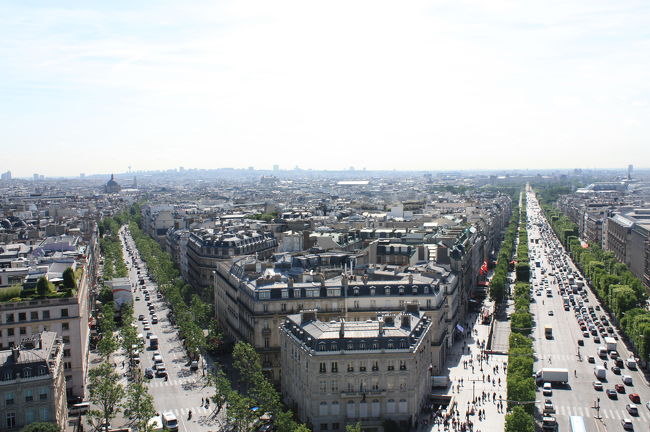 パリの道路は凱旋門を中心に放射線状に広がっています・・・・と言われてるけど〜<br />本当にその通り<br />