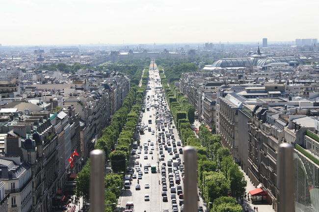 シャンゼリゼ通り　コンコルド広場のオベリスク　アンヴァリッドまで見えます<br /><br />この眺めは30年前も同じ