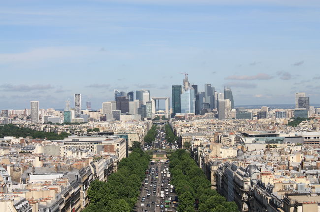 シャンゼリゼの反対側<br />新凱旋門のあるラデファンス地区の高層ビル群が見えます<br /><br />新凱旋門もシンプルで私は素敵だと思います<br />ルーブルのガラスのピラミッドもお洒落♪<br />