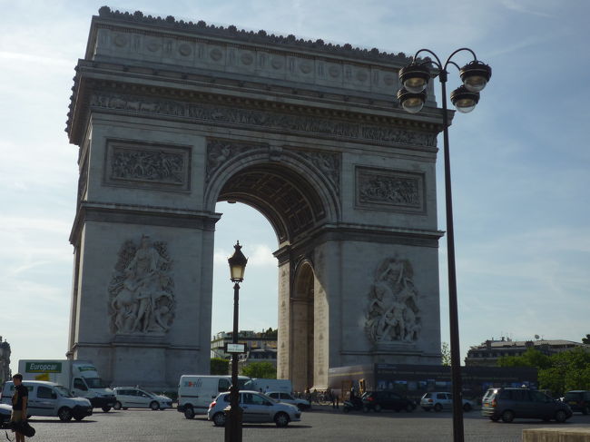 凱旋門の正面は足場を組んでました<br />これは裏です