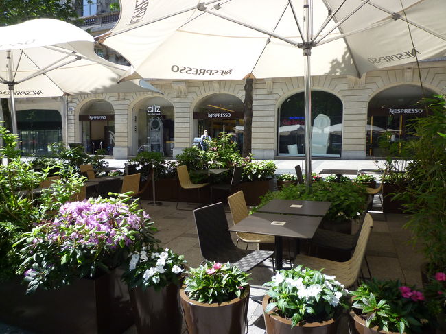 世界中からの観光客で溢れるシャンゼリゼ通り<br /><br />歩道も広く歩道にこんなカフェが出来るぐらい