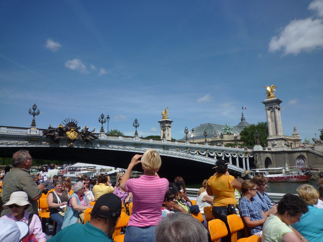 アレクサンドル3世橋(Pont Alexandre III)はゴージャスな橋です<br /><br />この橋はフランス共和国の大統領サディ・カルノーとロシア皇帝アレクサンドル3世の間に結ばれた友好の証としてニコライ2世により1900年のパリ万国博覧会にあわせて建設パリ市に寄贈されました