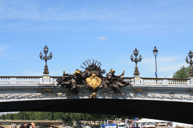 橋はアンヴァリッド広場とグラン・パレ、プティ・パレの間を結ぶように建設されてます<br />建設はエンジニアのJean R&amp;eacute;sal、Am&amp;eacute;d&amp;eacute;e d'Alby、建築家のCassien-Bernard 、Gaston Cousinに任されました