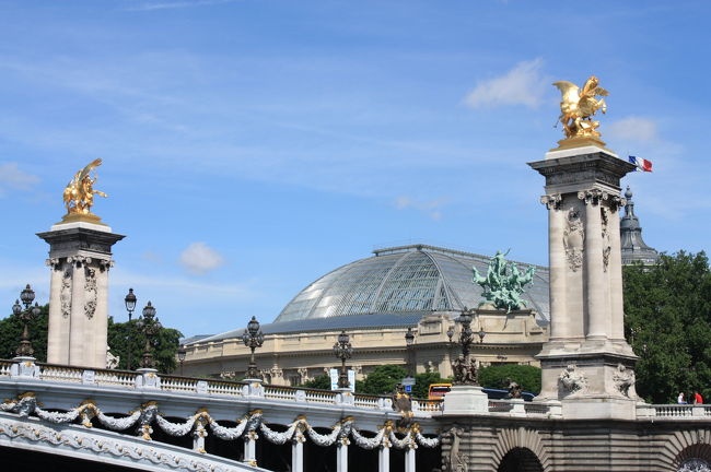 橋は鋼鉄製、幅40m、長さ107mで3つの関節を持つ単一アーチ橋で、中央に橋脚を建てることなくセーヌ川を一跨ぎしています<br />両端には石造りのトンネルがあります<br /><br />アレクサンドル3世橋の礎石は1896年にニコライ2世によって設置され、1900年のパリ万博に際して落成した。橋の右岸、下流側には「1900年4月14日、フランス共和国大統領エミール・ルーベがパリ万博を開会し、アレクサンドル3世橋を除幕した」と記された記念碑があります