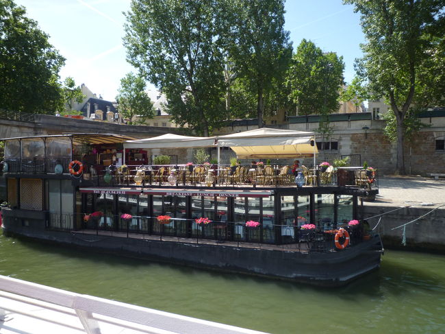 この船はクルーズではなく水上レストランかな・・・<br />