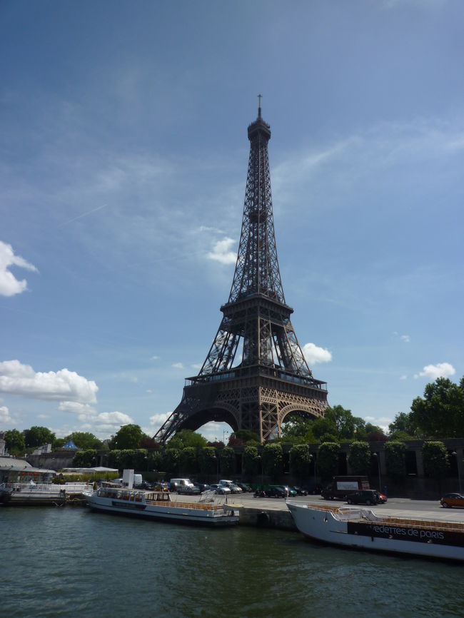 エッフェル塔に〜♪<br /><br />エッフェル塔って繊細さがあり私は好きです
