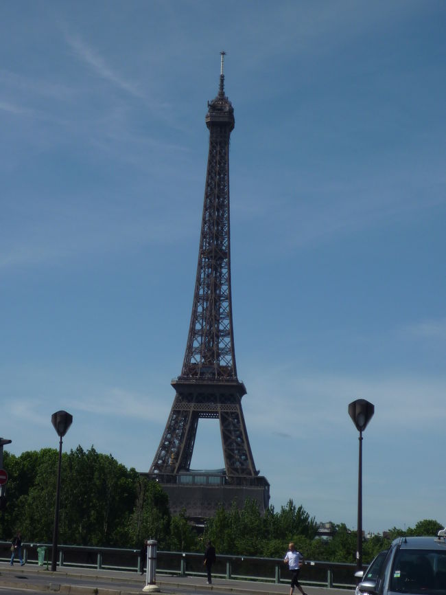 同じエッフェル塔でも角度で違った印象です<br />正面からみると細い感じが・・・・<br /><br />ところでバトームッシュはこの先の自由の女神の所まで行くものと思ってましたがここで折り返しに・・・