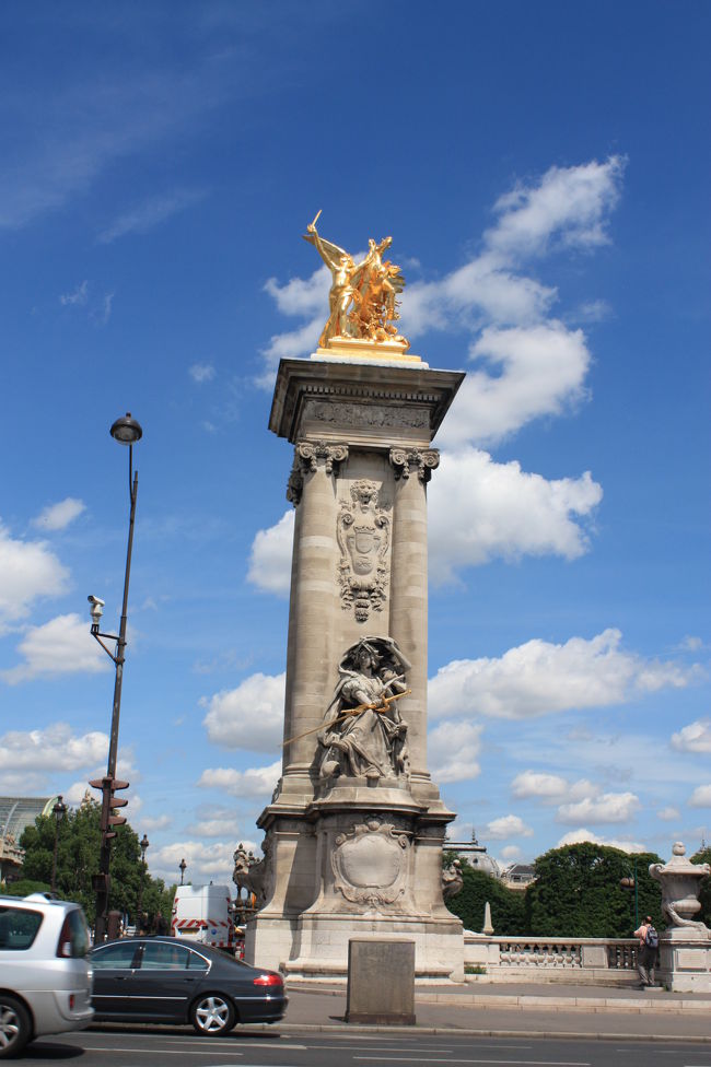 バトームッシュを降りてセーヌ川を少し歩き今度はアレクサンドル３世橋を歩いて渡ります