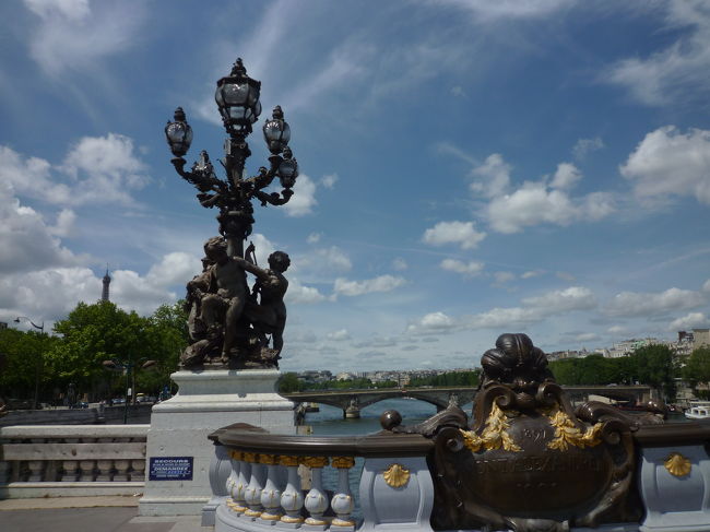 大好きなレストランに行きます<br />ここは是非ともお勧めです<br /><br />一番分かりやすい行き方はコンコルド橋を渡るか12号線のAssainblde Nationieアッセンブルナシオンまでメトロで行きます