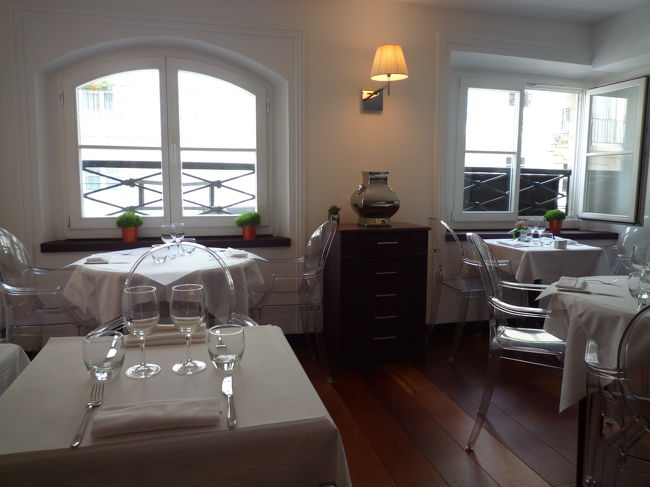 ここがいいのは2階にレストランがありムニュ（定食）はランチタイムですが午後も開いてるので下のお惣菜を選んでここでも食べれます