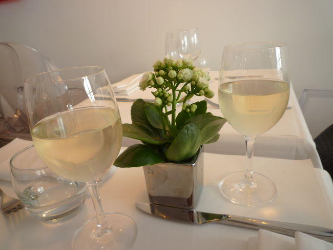 しかも美味しいワインが3ユーロだのと安い<br />場所代で仕方ないけどシャンゼリゼのフーケはグラス9ユーロ