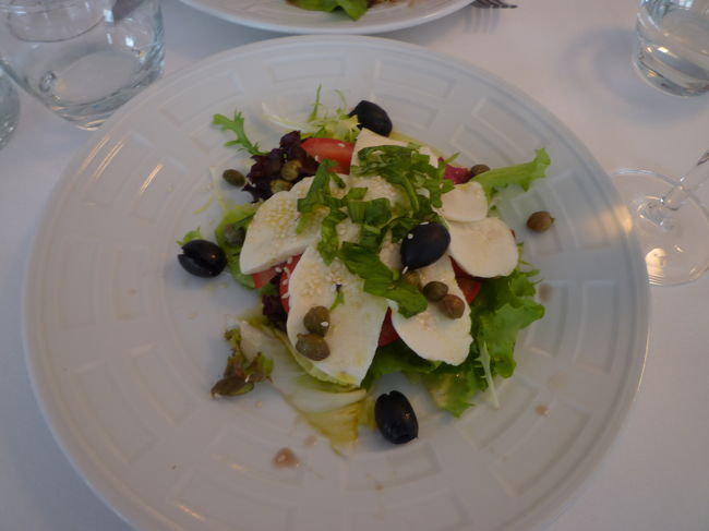 トマトとモッアレアチーズ<br />バルサミコソース美味しい