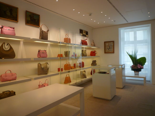 エルメスは1階のバック売り場を改装中<br />1階は紳士服とスカーフコーナー<br />2階はバックと婦人服、食器など〜<br /><br />お目当てのバックがありました（*^_^*）<br />