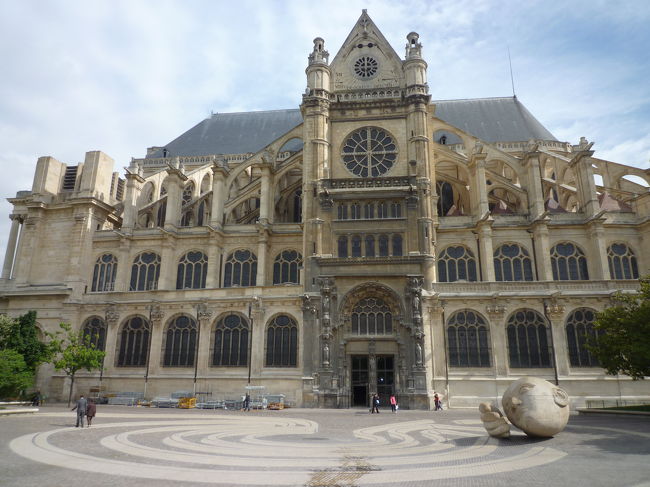 サントゥスタッシュ教会<br /><br />ゴシックの外観とルネッサンスの装飾を持つこの教会は、16世紀に建築が始まってから100年かかって完成したそうです<br /><br />右前方に顔のモニュメントがあります<br />