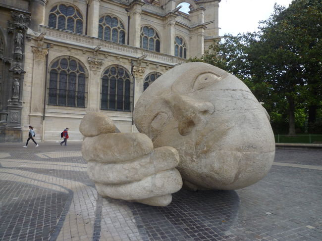 教会前にある巨大な石の像<br /><br />アンリ・ド・ミラー作「L'ecoute(聞く）」<br />地面に耳をあてて聞いてるところ