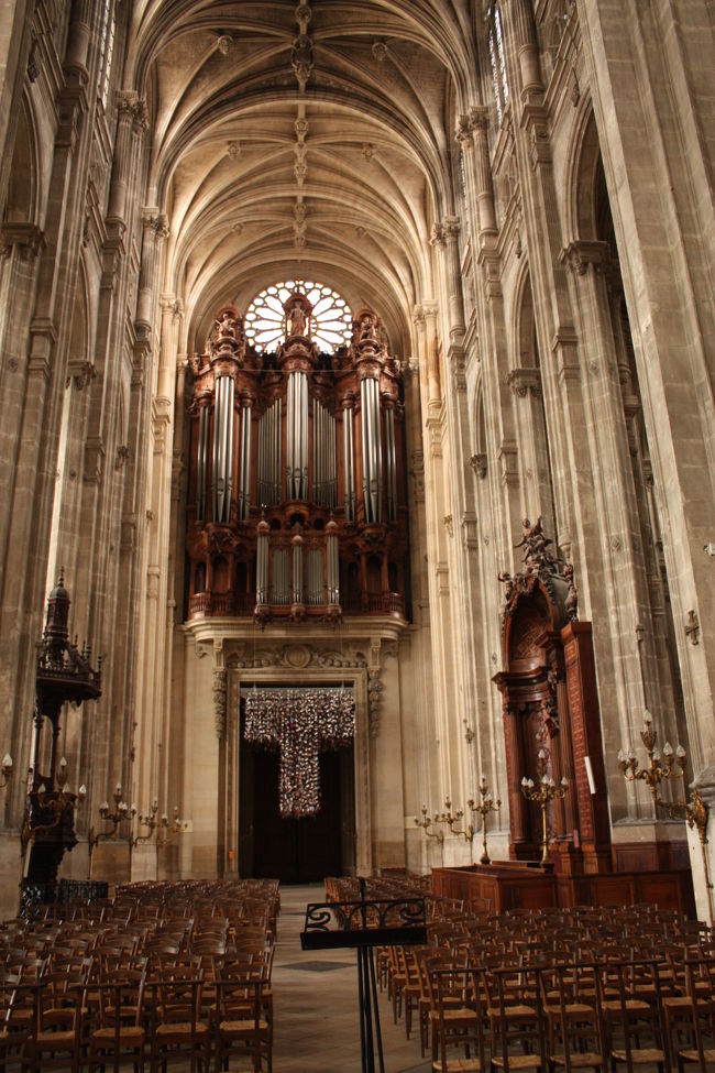 立派なパイプオルガンがありました<br /><br />7000本のパイプを持つオルガンはかつてリストが演奏しベルリオーズが自らの指揮で「テ・デウム」の発表を行った事でも有名<br />