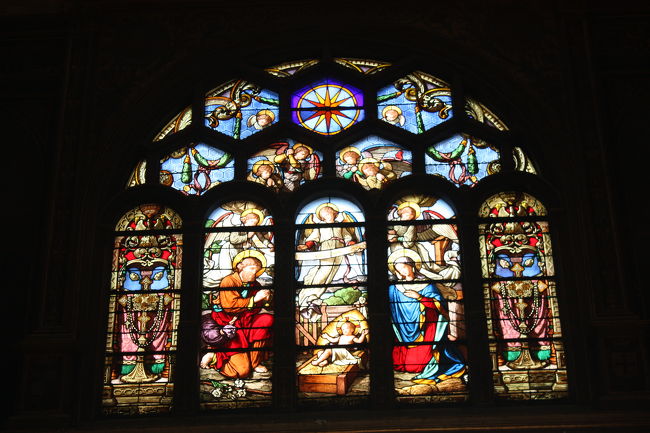 教会を訪ねた日は修復工事なのか内部の一部に足場を組んであり音が時折響いていました<br /><br />そのせいか訪ずれる信者は数人でした<br />静かな教会です