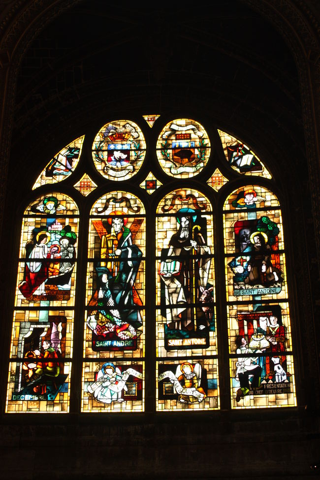 ステンドグラスを修復していってるのかどれも鮮やかに蘇っています