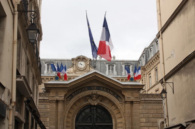 フランス銀行<br /><br />銀行の近くにパサージュが･･･<br />１１時頃だったので これからお店が開くところでした