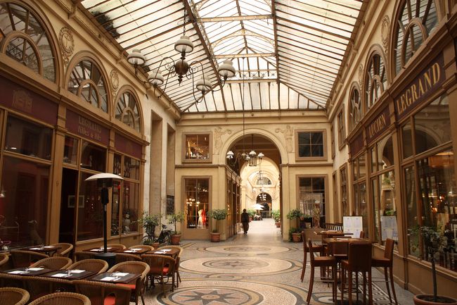 パサージュ(passages)とは、「通過」や「小径」などの意を表すフランス語<br />狭義には、19世紀以降のパリに現れたガラスのアーケードのついた歩行者専用の商店街のことを指します