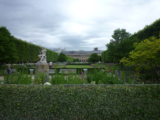 革命後は劇場、賭博場、証券取引所、商事裁判所、高級アパートなど、用途が転々と変わり1階回廊にカフェ、商店、ダンスホールなどが店を構え、市民の集会、娯楽の中心地となりました<br /><br />今も地元っ子の憩いの場所