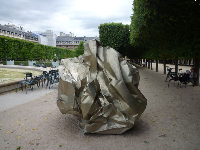 中庭の広場には1986年に完成したダニエル・ビュラン作の白黒のストライプ模様の260本の円柱やポール・ビュリイ作のシルバーの球体が集まった噴水があります<br /><br />これはその球体<br />