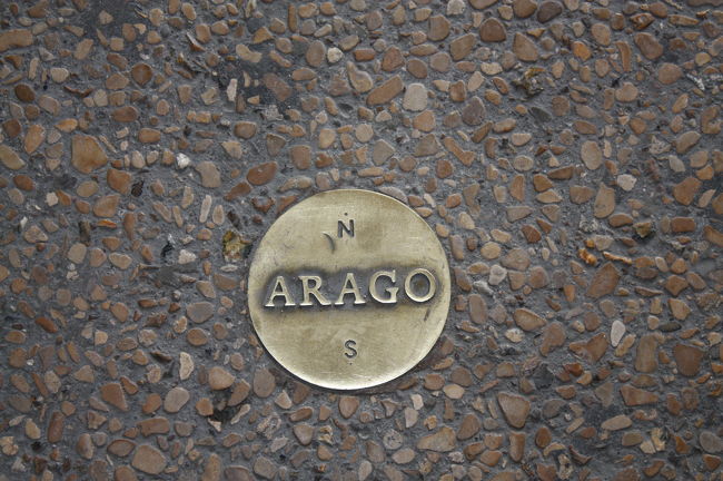 パリを南北に貫く子午線上の地面に仏天文学者フランソワ・アラゴ（１７８６〜１８５３）を顕彰して「ＡＲＡＧＯ」と刻まれたメダル１３５枚が１２年前、埋め込ました<br /><br />ベストセラー「ダ・ヴィンチ・コード」にも小道具として登場するこのメダルを子午線上をたどって行くのも面白いかも〜<br />相当数が盗難や道路工事で失われてます<br /><br />メダルはオランダの芸術家、ヤン・ディベッツ氏の作品<br />パリ子午線の測量に尽くしたアラゴの名と南北の方位を示すＮとＳの文字を刻まれてます