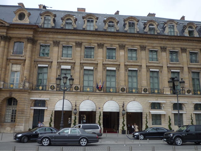 ヴァンドーム広場に行きました<br />ここはリッツホテル<br />ダイアナ元妃が最後の食事をしたホテル