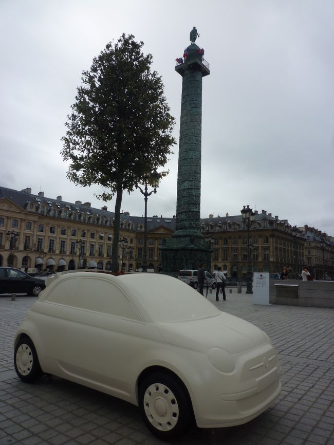 ヴァンドーム広場にこんなオブジェが<br /><br />小型車サイズの植木鉢<br />ユニークですが･･･なんで車？