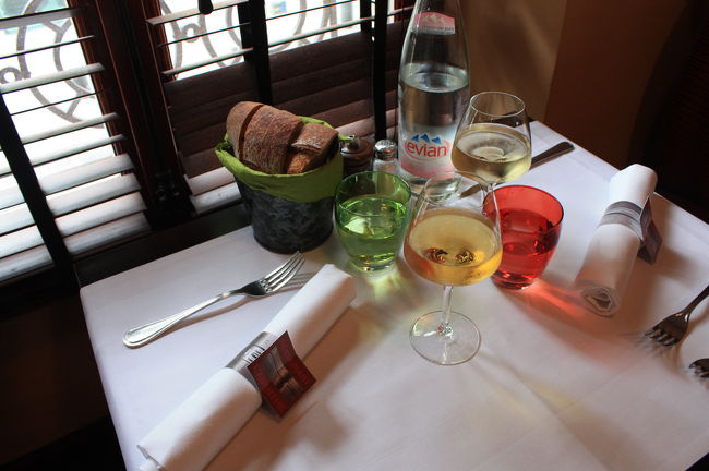 ムニュ（定食）は35ユーロぐらいだと思うのですが昨日の様なボリュームだと多いのでアラカルトでオーダーしました<br /><br />