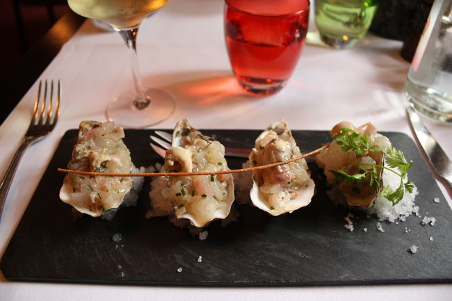 貝柱、牡蠣、鯛のマリネ<br />柚子が効いてとても美味しい一品<br />薄い塩味で和テイスト<br /><br />ところで・・・・<br />この時期に（6月）牡蠣なんですね・・・・