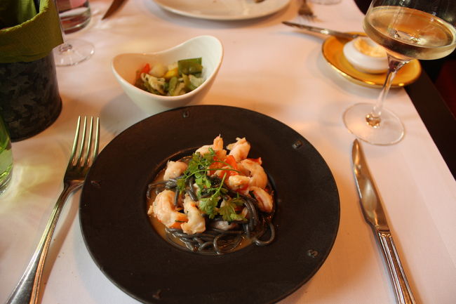 メインは海老をチョイス<br /><br />思ったより量は多くないのでコースでもよかったかも<br /><br />前菜は15ユーロ前後<br />メインは30ユーロ以下だったかな・・・・<br /><br />美味しいお勧めレストランです（*^_^*）<br />