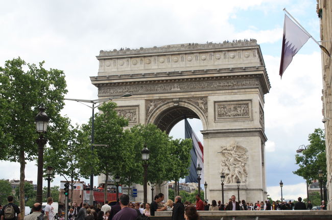 娘からモンブランの万年筆を頼まれシャンゼリゼへ<br />お店で見て結構高いな〜と思いましたがそれでも日本よりかなり安い<br /><br />