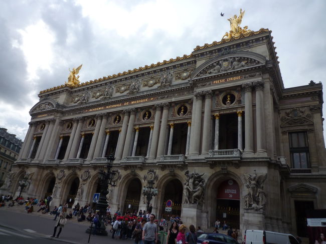 7時にオペラ座にあるユニクロの前に集合<br /><br />バスに乗車して夕食のレストランまで｡｡<br /><br /><br /><br />