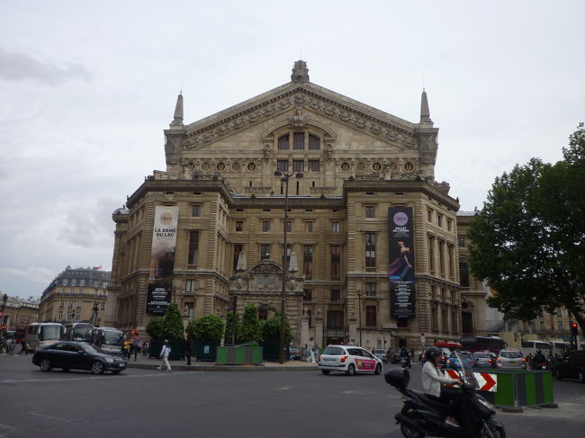 こちらはオペラ座の裏側<br /><br />ギャラリーラファイエット側です<br />この辺りは人がすごい・・・・<br />