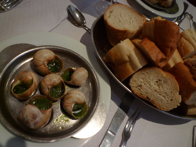 エスカルゴはガーリックバターで美味しい<br /><br />朝ホテルで私がリドに予約をして差し上げたのだけど｡｡この後10人ほどがリドに行かれました<br /><br />私も行きたかったけど帰りが深夜なので止めました<br />タクシーはやはり中々つかまらず メトロで帰られたようです