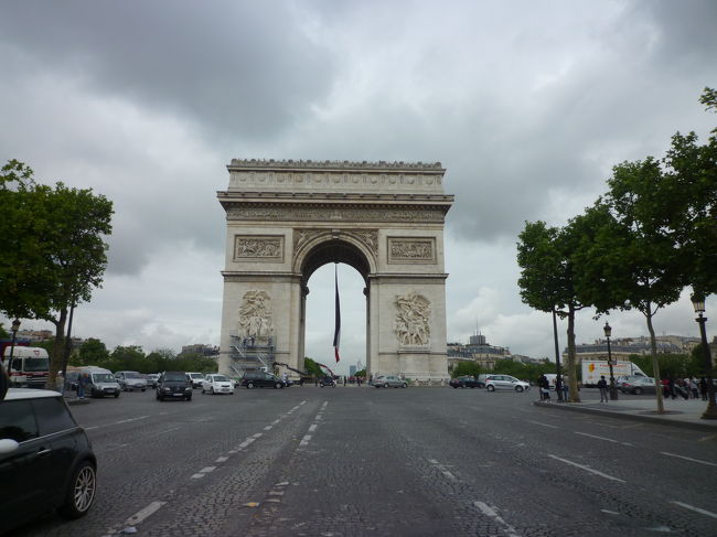 ホテルを出た時は小雨が降っていましたが凱旋門に着いた時は雨も上がっていました