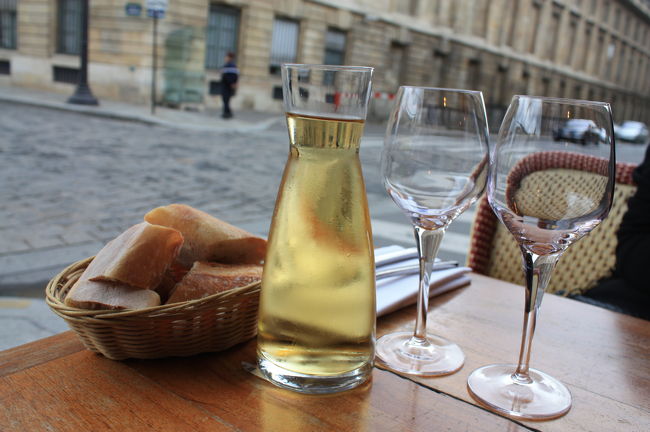 テラス席にしました♪<br /><br />ワイン越しに見える建物が国会議事堂の建物です