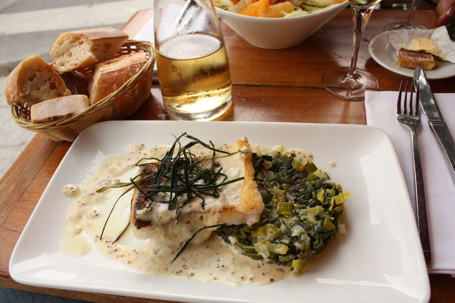 ムニュ（定食）もあったのですが英語が通じずメニューがイマイチ分かりませんでした<br /><br />頼んだのは白身のお魚<br />とても美味しかったです