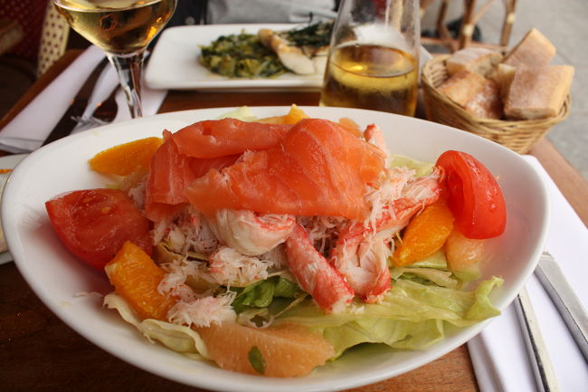 蟹とサーモンのサラダです<br />フルーツとの組み合わせも意外にGOOD!!<br /><br />白ワインとの相性も良くて美味しかったな〜♪